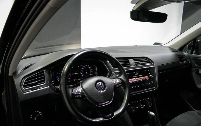 Volkswagen Tiguan cena 136900 przebieg: 35000, rok produkcji 2019 z Sulejówek małe 211
